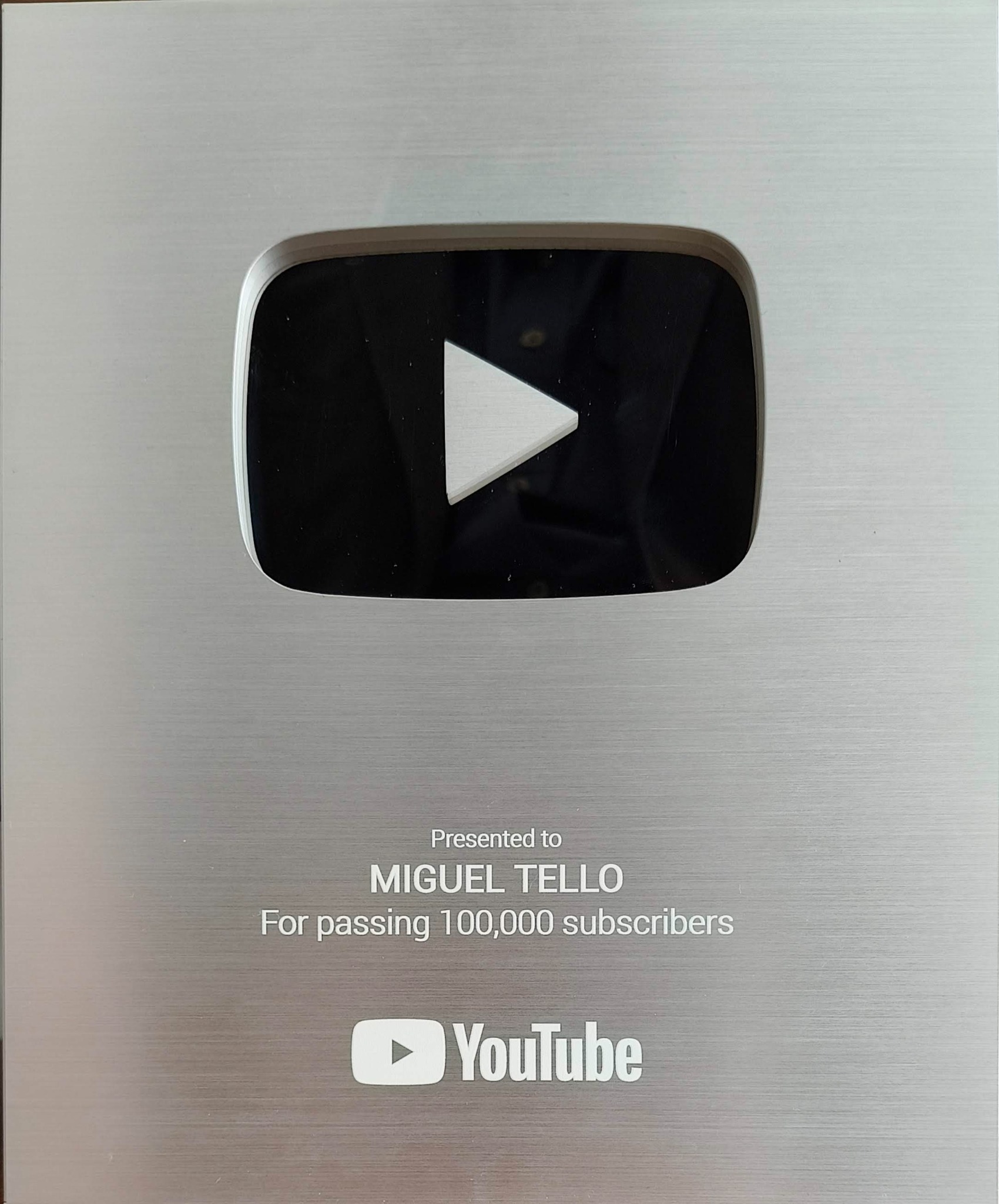 Placa oficial de YouTube otorgada a Miguel Tello por superar los 100 mil suscriptores
